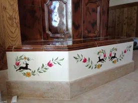 Sotto camino in maiolica decorato