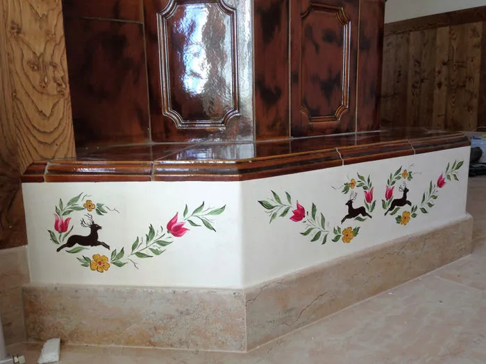 Sotto camino in maiolica decorato