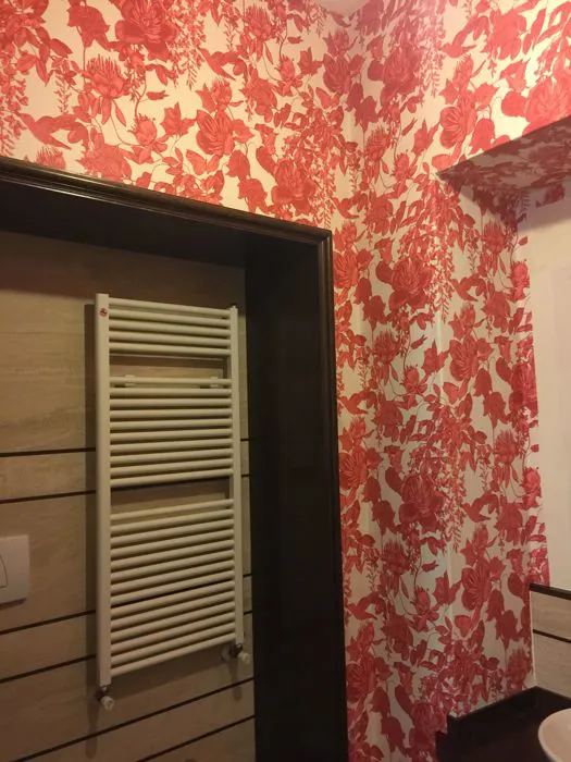 Carta da parati decorativa in bagno 