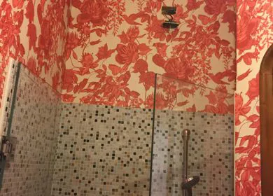 Carta da parati decorativa in bagno 