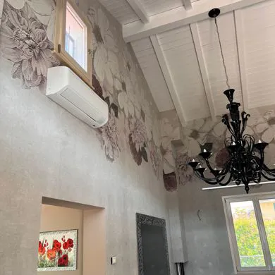 Sala da pranzo con la carta da parati